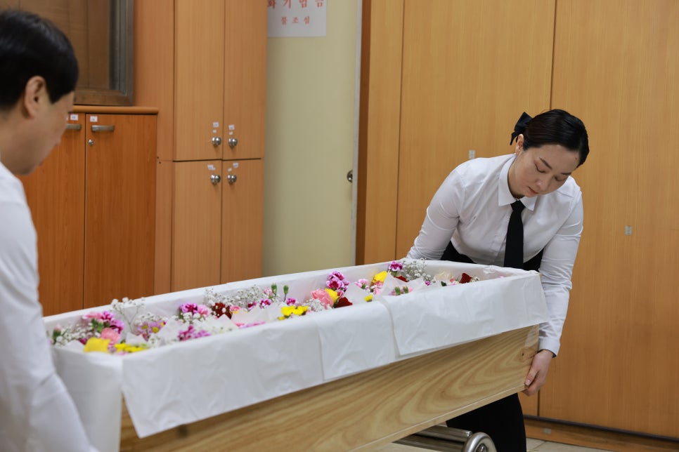 입관을 준비하는 고이 장례지도사