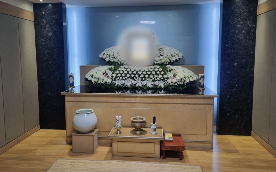 흰 국화로 제단을 차린 가족장 빈소