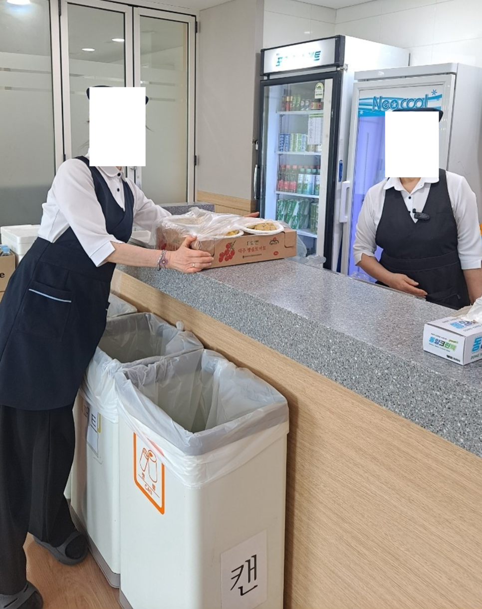 고이 장례에 투입된 접객 인력. 도우미와 음식 준비도 상조 서비스 범위에 들어갑니다